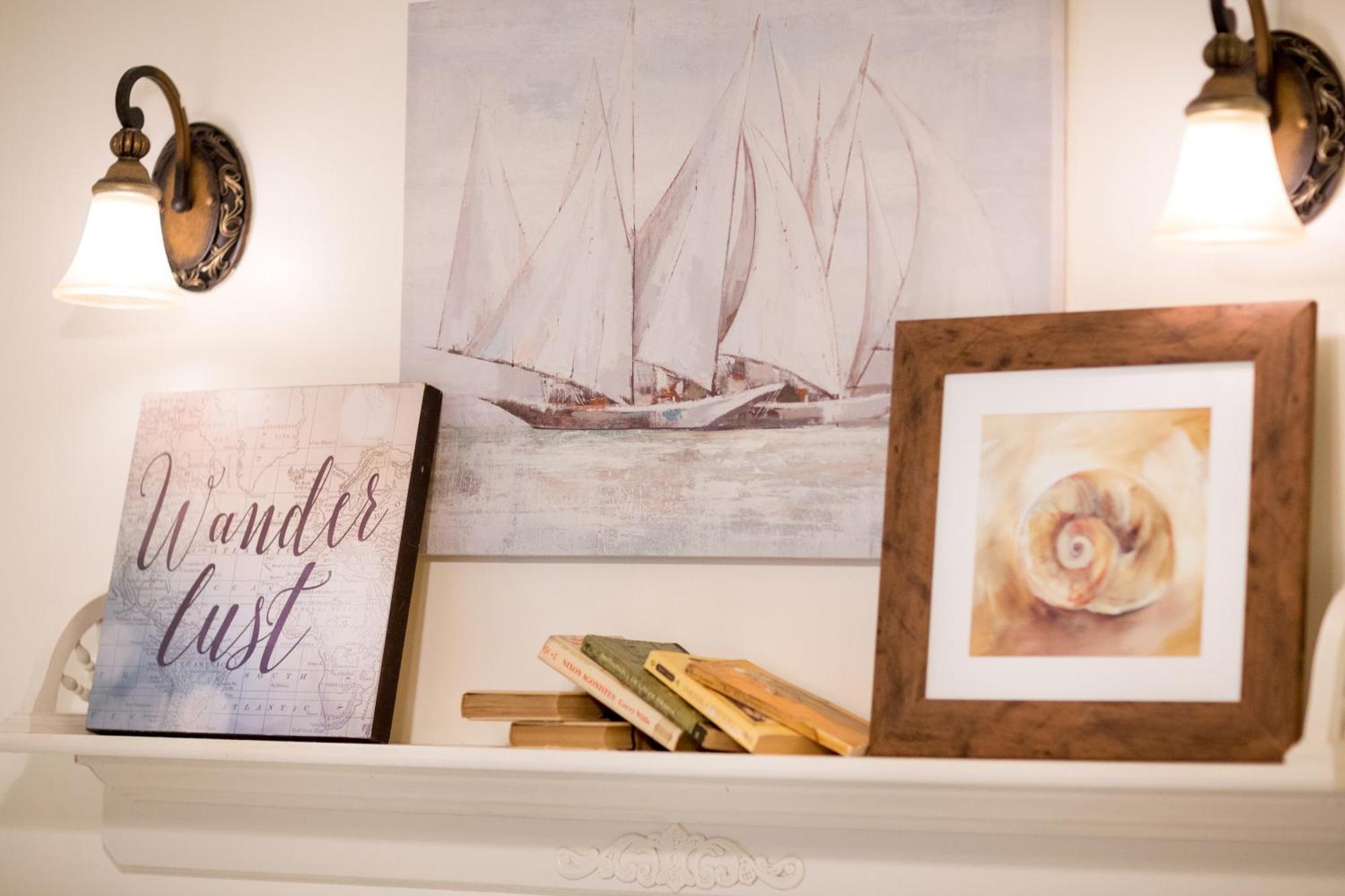 Artful Lodger Newport Room photo